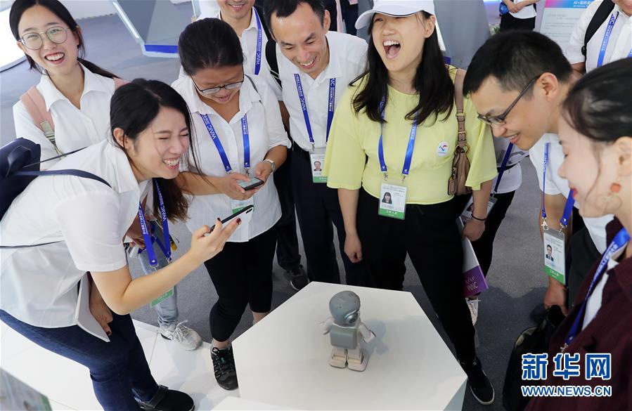 （新華全媒頭條&middot;圖文互動(dòng)）（2）&ldquo;中國智，世界能&rdquo;&mdash;&mdash;2018世界人工智能大會(huì)釋放AI發(fā)展新信號(hào)