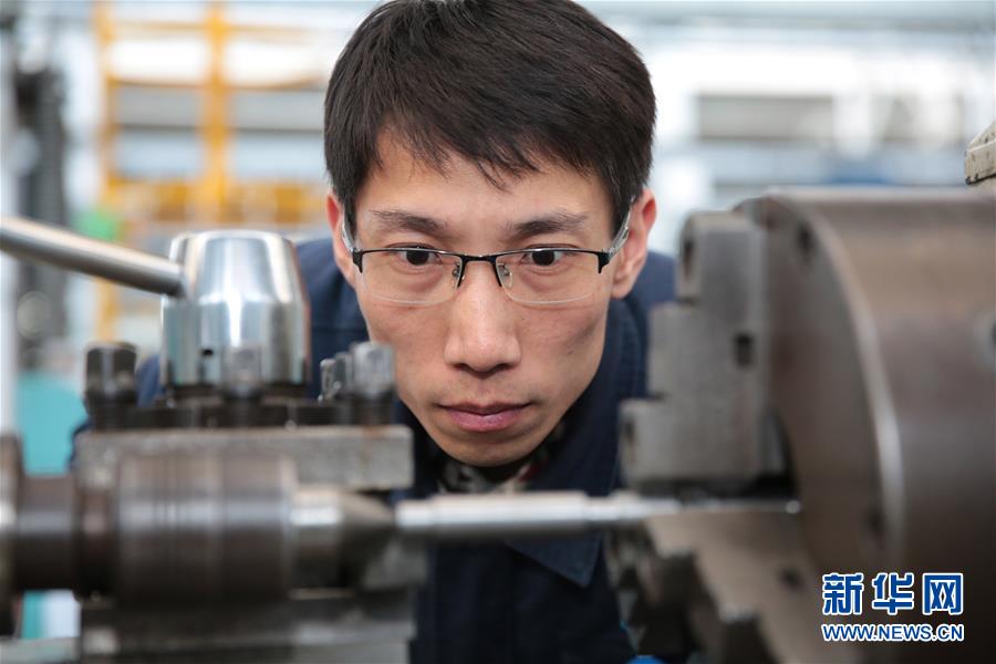 (圖文互動(dòng))(2)他用匠心守護(hù)飛機(jī)心臟——記中國(guó)航發(fā)沈陽(yáng)黎明航空發(fā)動(dòng)機(jī)有限責(zé)任公司一線工人洪家光
