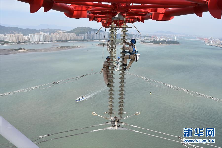 （鏡觀中國(guó)&middot;新華社國(guó)內(nèi)照片一周精選）（8）電網(wǎng)蜘蛛俠