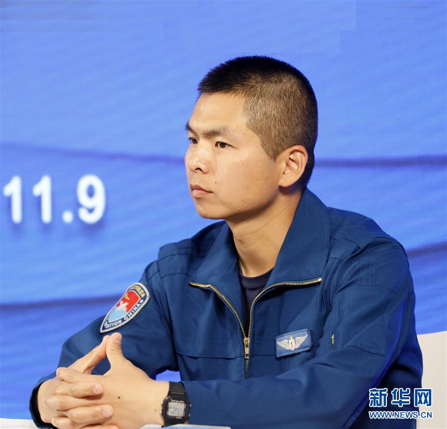 (圖文互動(dòng))(1)中國(guó)空軍新型戰(zhàn)機(jī)飛行員“論劍”珠海航展