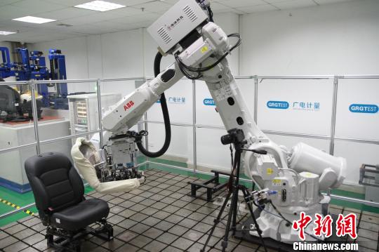 機(jī)器人測(cè)試桌椅?！”R育辛 攝