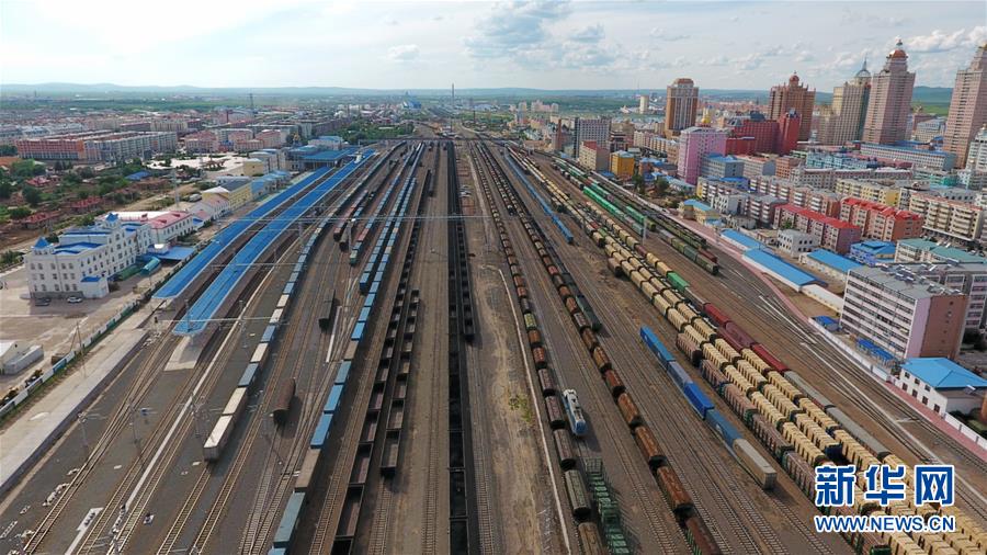 （新華全媒頭條&middot;壯闊歷程40年系列述評(píng)&middot;圖文互動(dòng)）（7）舉旗定向 康莊大道&mdash;&mdash;從改革開(kāi)放40年看中國(guó)自信