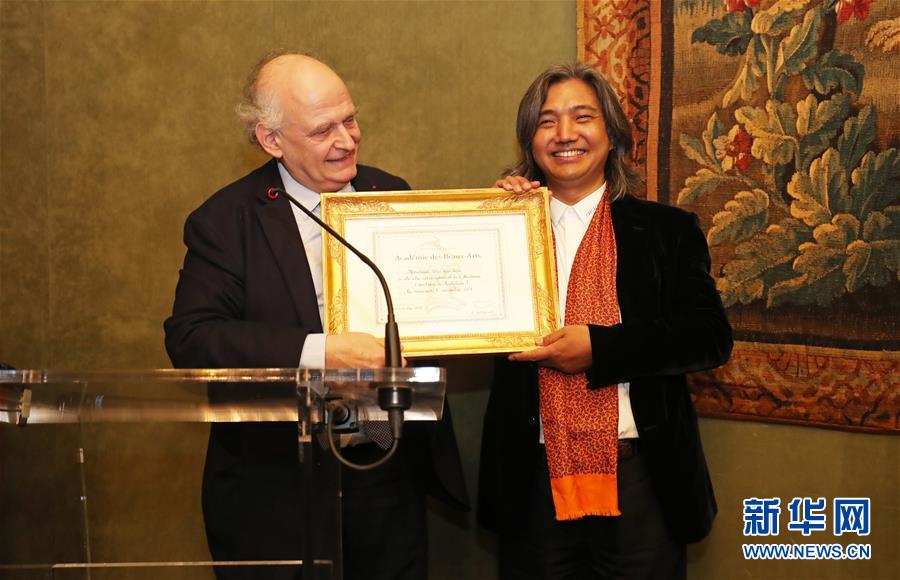 （新華全媒頭條&middot;壯闊歷程40年系列述評(píng)&middot;圖文互動(dòng)）（10）舉旗定向 康莊大道&mdash;&mdash;從改革開(kāi)放40年看中國(guó)自信