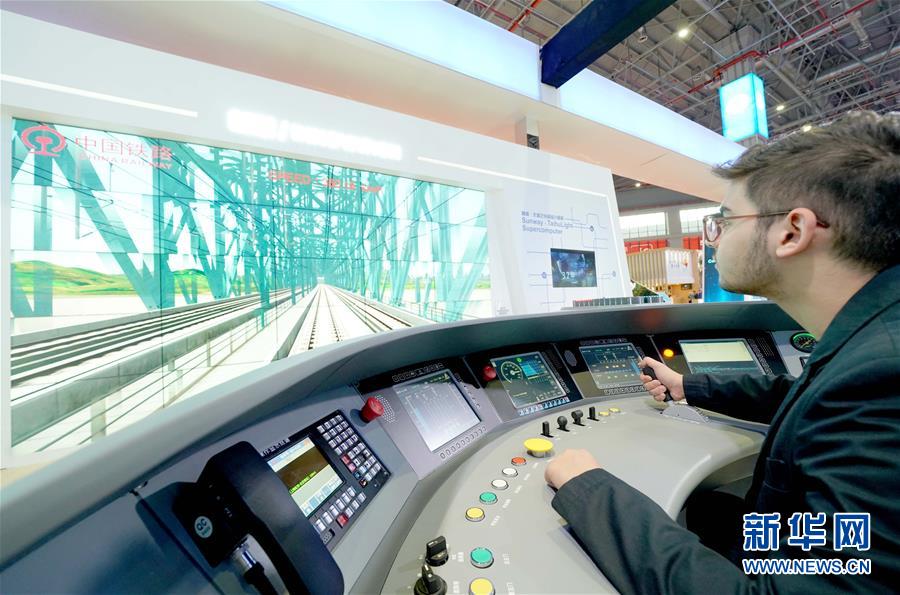 （新華全媒頭條&middot;圖文互動(dòng)）（1）新華社評(píng)論員：向著更加壯闊的航程&mdash;&mdash;致敬改革開(kāi)放40周年