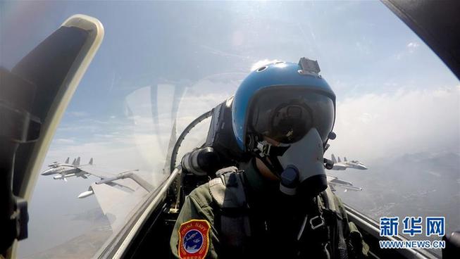 （改革先鋒風采&middot;圖文互動）（2）戴明盟：航母戰(zhàn)斗機英雄試飛員