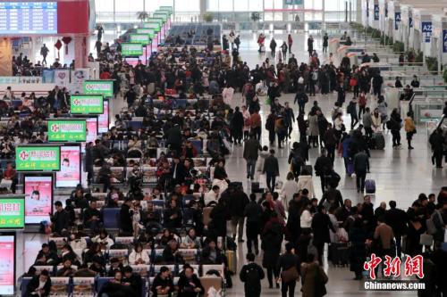 12月25日，西安北車站內(nèi)人頭攢動(dòng)。<a target='_blank' ><p  align=