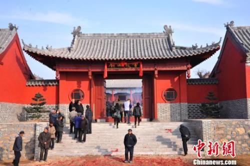 資料圖：元旦小長假期間，威海南海新區(qū)云龍山上舉辦新年廟會。　劉昌勇 攝