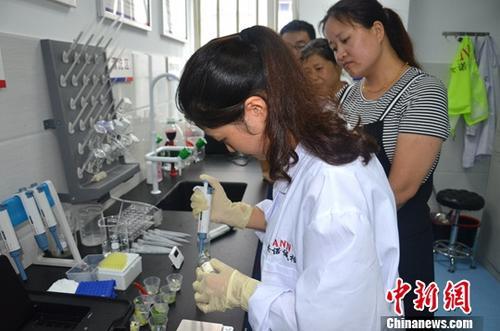 資料圖：工作人員根據(jù)消費(fèi)者要求現(xiàn)場(chǎng)檢驗(yàn)，共筑食品安全。<a target='_blank' ><p  align=