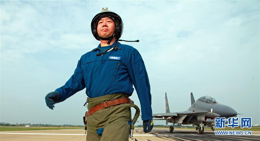 （新華全媒頭條·圖文互動）（1）戰(zhàn)鷹，為祖國奮飛——記空軍航空兵某旅旅長、特級飛行員郝井文