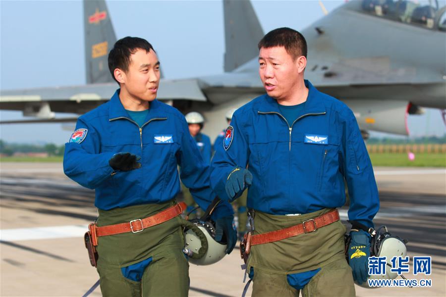 （新華全媒頭條·圖文互動）（3）戰(zhàn)鷹，為祖國奮飛——記空軍航空兵某旅旅長、特級飛行員郝井文