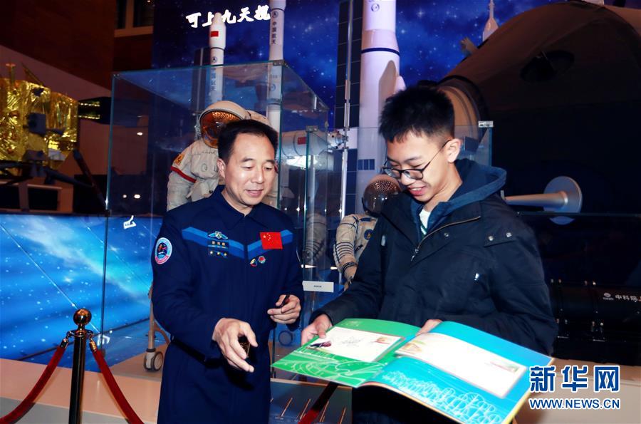 （圖文互動）（1）&ldquo;偉大的變革&mdash;&mdash;慶祝改革開放40周年大型展覽&rdquo;迎來寒假參觀熱潮 現(xiàn)場觀眾人數突破300萬