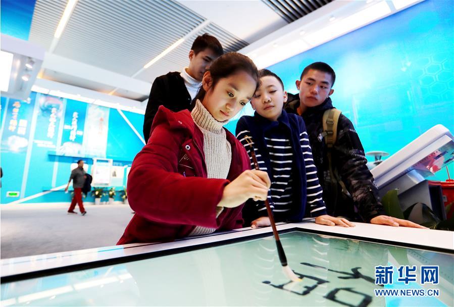 （圖文互動）（2）&ldquo;偉大的變革&mdash;&mdash;慶祝改革開放40周年大型展覽&rdquo;迎來寒假參觀熱潮 現(xiàn)場觀眾人數突破300萬