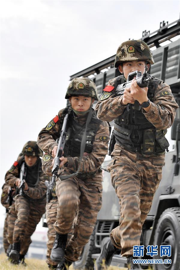 (新華全媒頭條·圖文互動)(5)向祖國報告:我在戰(zhàn)位守萬家團圓——解放軍和武警部隊新春佳節(jié)備戰(zhàn)執(zhí)勤記事