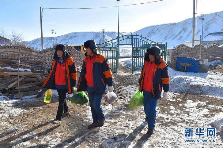(新春走基層·圖文互動)(2)天山深處“電小二”:冰雪世界里最暖的一抹“黃”