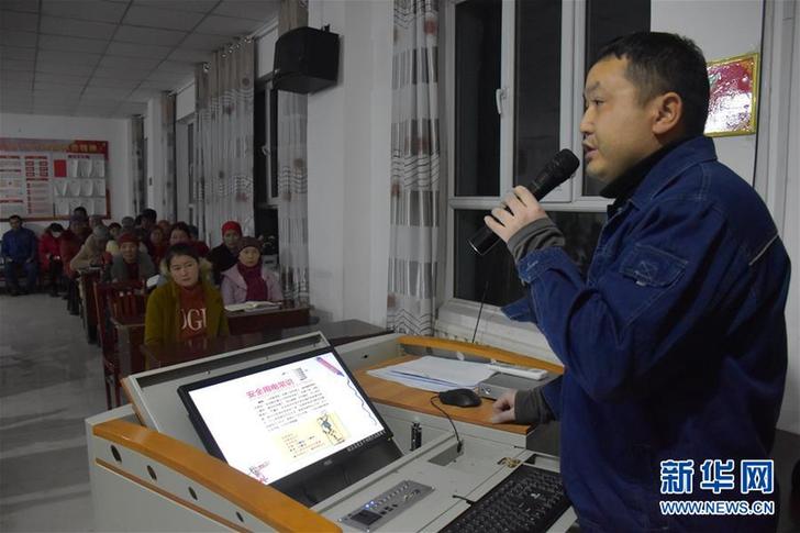 (新春走基層·圖文互動)(3)天山深處“電小二”:冰雪世界里最暖的一抹“黃”