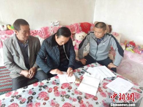 資料圖：圖為扶貧隊伍進貧困戶里，給貧困戶宣講政策?！＄娦?攝