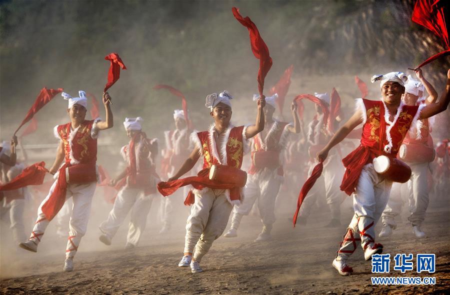 （新華全媒頭條·迎接兩會(huì)特別報(bào)道·圖文互動(dòng)）（7）奮進(jìn)，向著第一個(gè)百年奮斗目標(biāo)——寫(xiě)在2019年全國(guó)兩會(huì)召開(kāi)之際