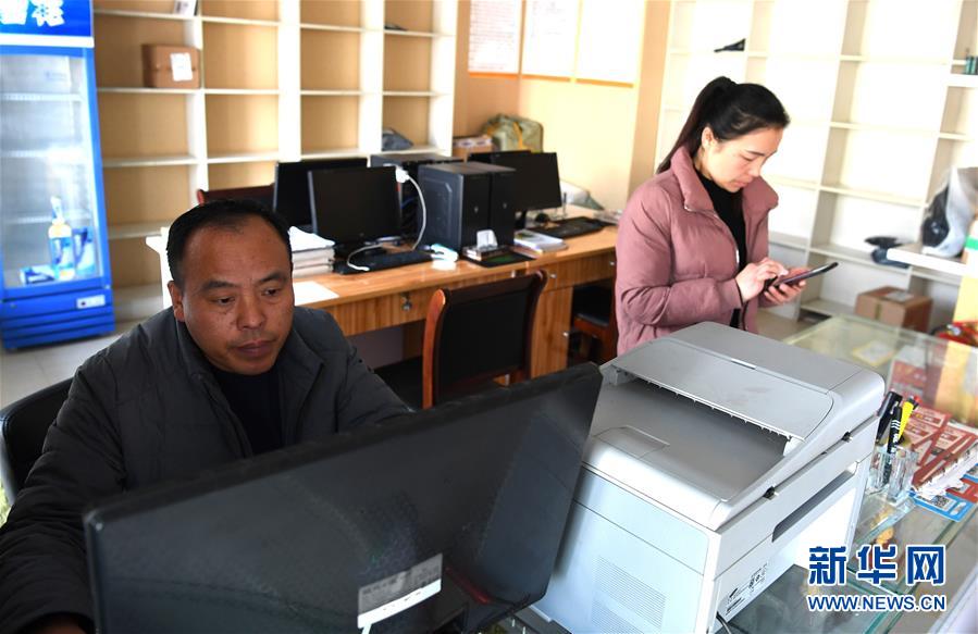 （新華全媒頭條·愛國(guó)情 奮斗者·圖文互動(dòng)）（5）一個(gè)村的奮斗，一個(gè)時(shí)代的巨變——記敢“蹚新路”的小崗人