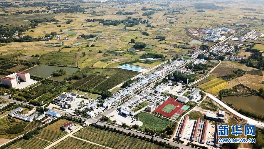 （新華全媒頭條·愛國(guó)情 奮斗者·圖文互動(dòng)）（7）一個(gè)村的奮斗，一個(gè)時(shí)代的巨變——記敢“蹚新路”的小崗人