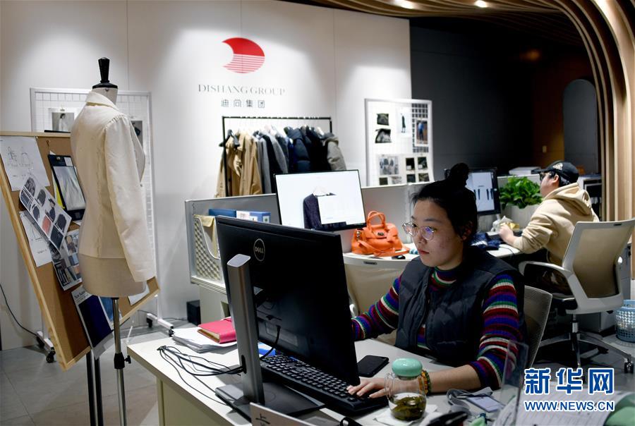 （新華全媒頭條&middot;圖文互動(dòng)）（1）從&ldquo;來樣加工&rdquo;到為全球&ldquo;量體裁衣&rdquo;&mdash;&mdash;透過&ldquo;迪尚之路&rdquo;看新舊動(dòng)能轉(zhuǎn)換