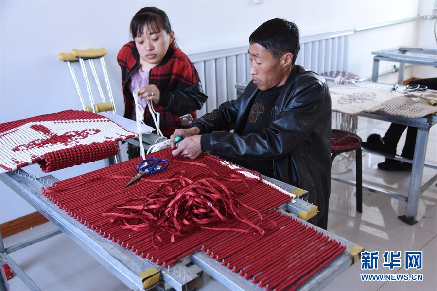 （在習(xí)近平新時(shí)代中國特色社會(huì)主義思想指引下&mdash;&mdash;新時(shí)代新作為新篇章&middot;圖文互動(dòng)）（1）腳下有路 心中有志 生命有光&mdash;&mdash;殘疾夫妻&ldquo;跑贏&rdquo;脫貧沖刺