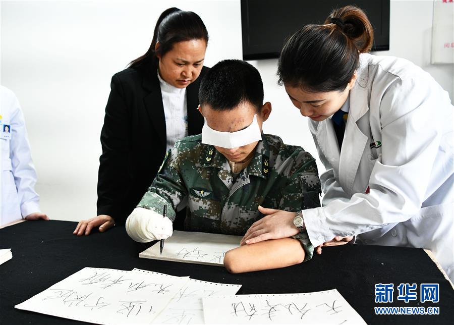 （時(shí)代先鋒&middot;圖文互動(dòng)）（8）新時(shí)代最可愛(ài)的人&mdash;&mdash;記陸軍某掃雷排爆大隊(duì)英雄戰(zhàn)士杜富國(guó)