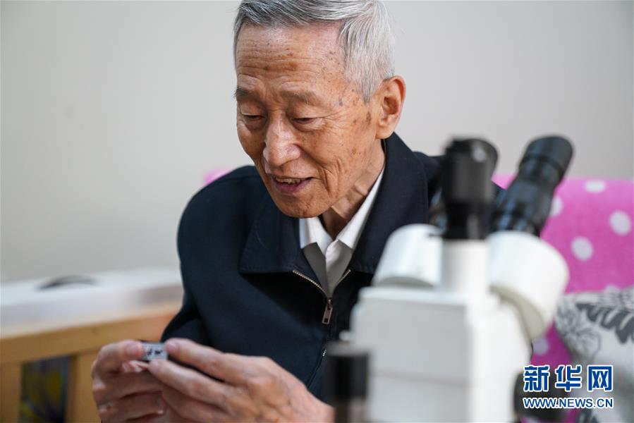 （新華全媒頭條&middot;時(shí)代先鋒&middot;圖文互動(dòng)）（2）傳奇的英雄 無悔的忠誠&mdash;&mdash;記刑偵痕跡檢驗(yàn)專家崔道植