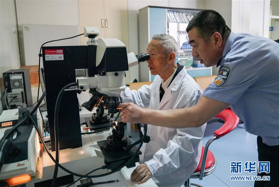 （新華全媒頭條&middot;時(shí)代先鋒&middot;圖文互動(dòng)）（4）傳奇的英雄 無悔的忠誠&mdash;&mdash;記刑偵痕跡檢驗(yàn)專家崔道植