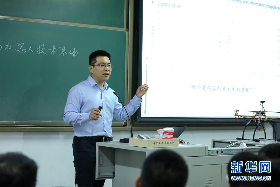 （圖文互動）（1）心懷藍天　逐夢云霄&mdash;&mdash;記天津大學教授、一飛智控創(chuàng)始人齊俊桐