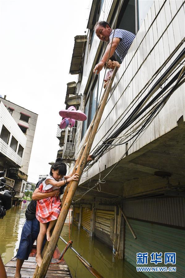 （抗洪搶險(xiǎn)&middot;圖文互動）（2）洪水來時(shí)，那暖心的民間救援