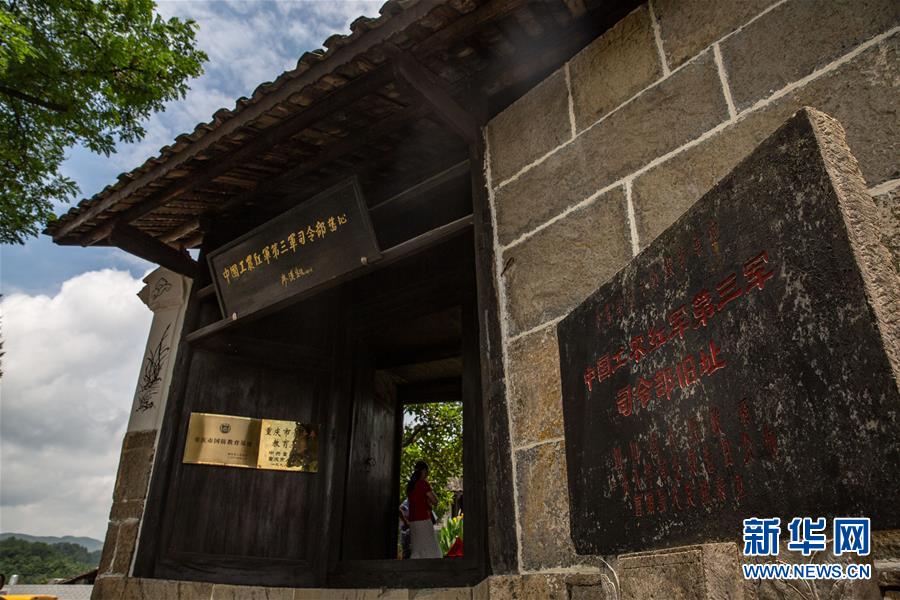 （壯麗70年&middot;奮斗新時(shí)代&mdash;&mdash;記者再走長(zhǎng)征路&middot;圖文互動(dòng)）（1）手捧棉被憶紅軍：走了那么多年，我們都念他們的好