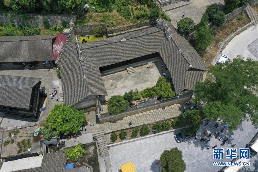 （壯麗70年&middot;奮斗新時(shí)代&mdash;&mdash;記者再走長(zhǎng)征路&middot;圖文互動(dòng)）（2）手捧棉被憶紅軍：走了那么多年，我們都念他們的好