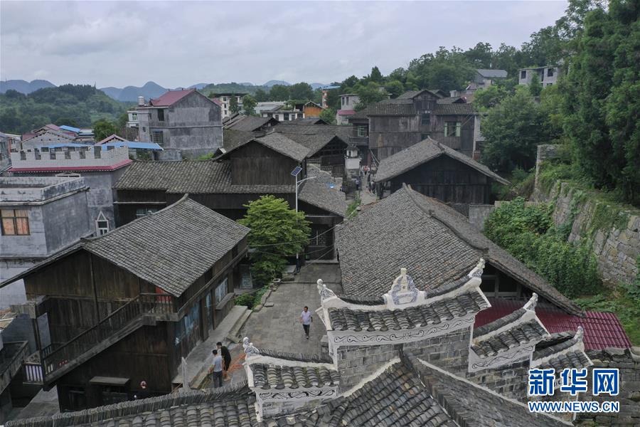 （壯麗70年&middot;奮斗新時(shí)代&mdash;&mdash;記者再走長(zhǎng)征路&middot;圖文互動(dòng)）（3）手捧棉被憶紅軍：走了那么多年，我們都念他們的好