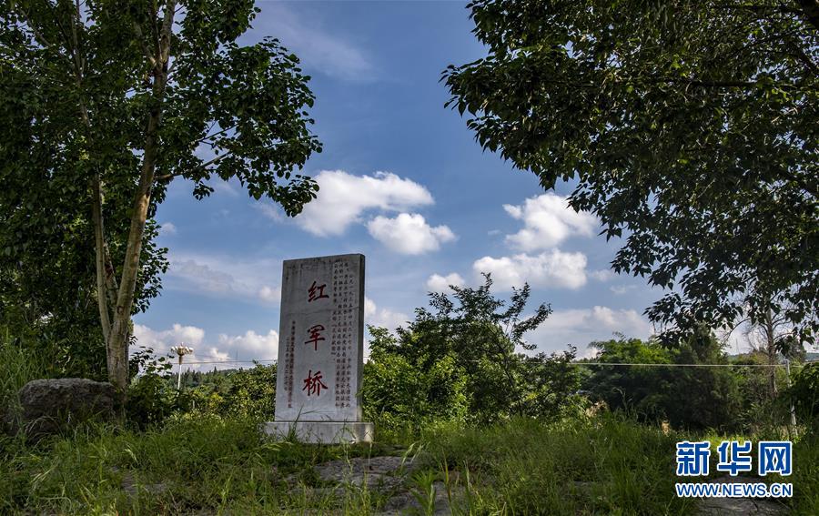 （壯麗70年&middot;奮斗新時(shí)代&mdash;&mdash;記者再走長(zhǎng)征路&middot;圖文互動(dòng)）（2）龍?jiān)?ldquo;獻(xiàn)&rdquo;圖： &ldquo;助力&rdquo;巧渡金沙江 