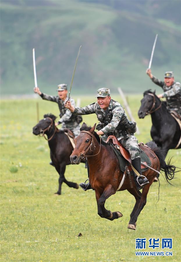 (新華全媒頭條·愛國情 奮斗者·圖文互動)(2)初心不改 紅心向黨——西部戰(zhàn)區(qū)陸軍某旅玉樹獨立騎兵連連長尼都塔生一家四代跟黨走紀實