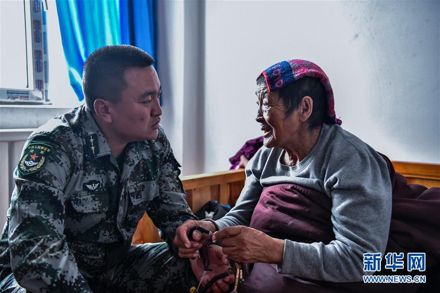 (新華全媒頭條·愛國情 奮斗者·圖文互動)(8)初心不改 紅心向黨——西部戰(zhàn)區(qū)陸軍某旅玉樹獨立騎兵連連長尼都塔生一家四代跟黨走紀實