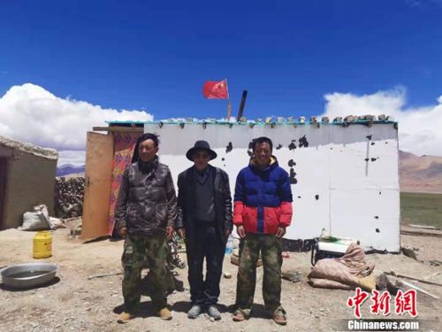 圖為黨確桑布和兩個兒子。 謝藝觀 攝