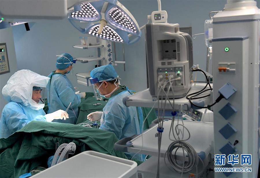 （中國網(wǎng)事&middot;感動(dòng)2019&middot;圖文互動(dòng)）（2）為艾滋病患者主刀的醫(yī)生馮秀嶺：每個(gè)生命都值得尊重