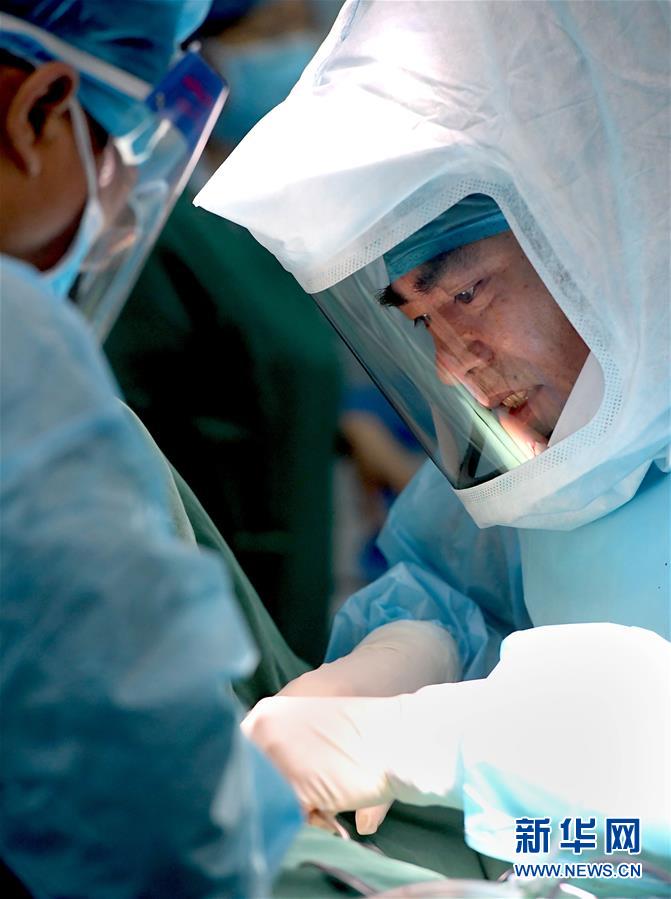 （中國網(wǎng)事&middot;感動(dòng)2019&middot;圖文互動(dòng)）（3）為艾滋病患者主刀的醫(yī)生馮秀嶺：每個(gè)生命都值得尊重