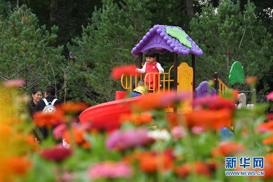 （在習(xí)近平新時(shí)代中國(guó)特色社會(huì)主義思想指引下&mdash;&mdash;新時(shí)代新作為新篇章&middot;總書記關(guān)心的百姓身邊事&middot;圖文互動(dòng)）（8）棚改的溫暖：1億多人&ldquo;出棚進(jìn)樓&rdquo;