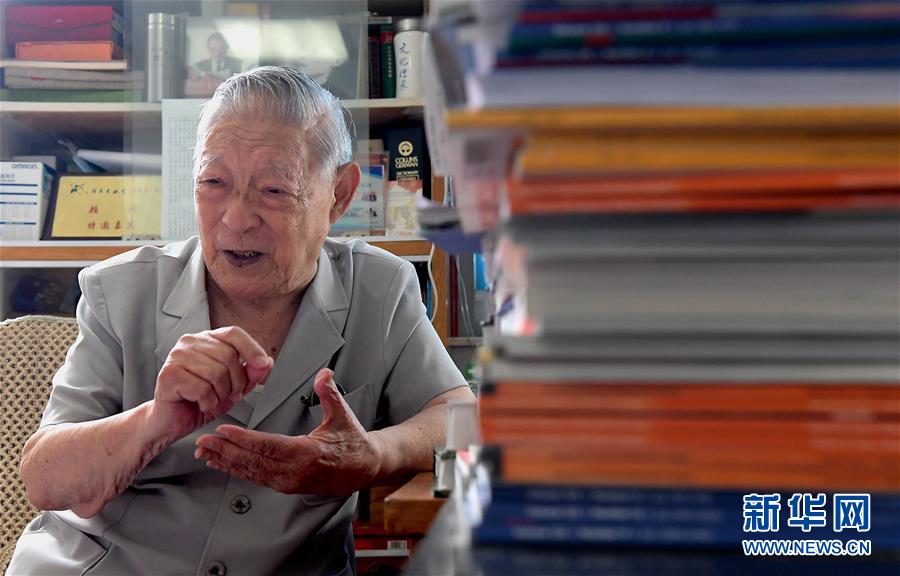 （愛國者 奮斗情&middot;圖文互動）（3）用醫(yī)術和道德守護&ldquo;光明&rdquo;&mdash;&mdash;全國道德模范99歲眼科專家張效房的人生軌跡 