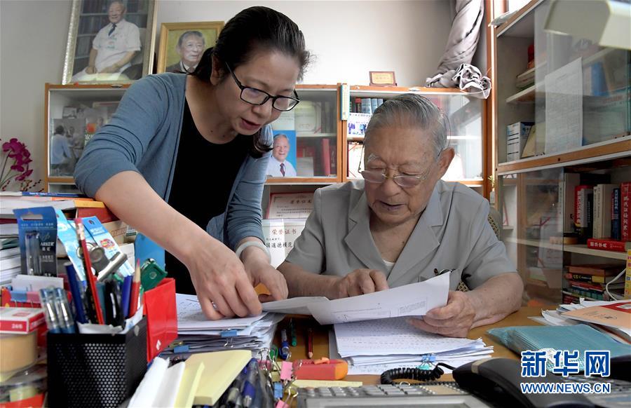 （愛國者 奮斗情&middot;圖文互動）（4）用醫(yī)術和道德守護&ldquo;光明&rdquo;&mdash;&mdash;全國道德模范99歲眼科專家張效房的人生軌跡 