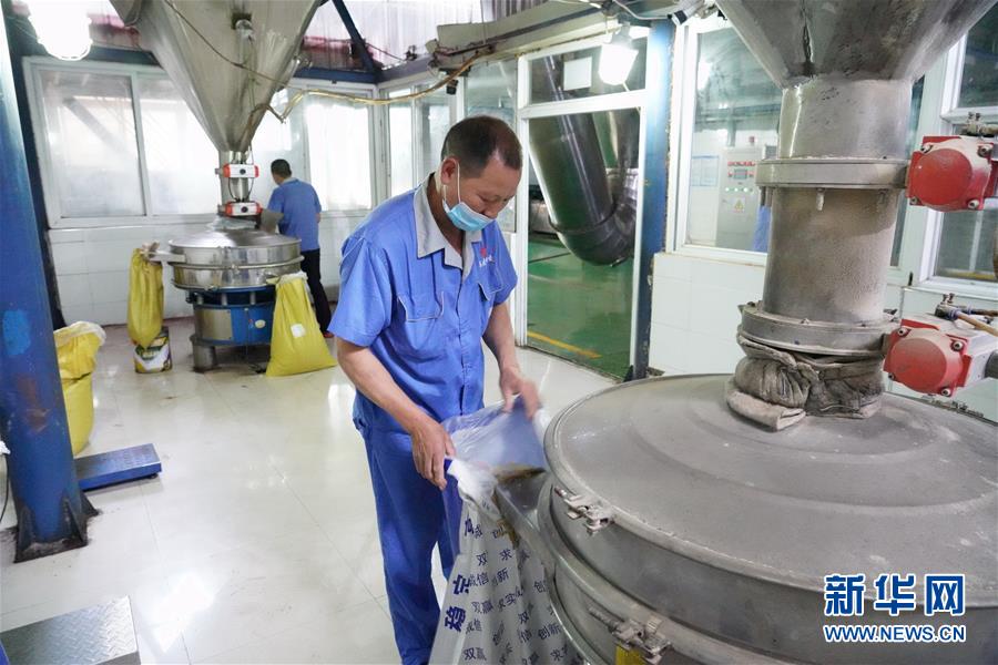 （在習(xí)近平新時代中國特色社會主義思想指引下&mdash;&mdash;新時代新作為新篇章&middot;總書記關(guān)心的百姓身邊事&middot;圖文互動）（2）大污染變身&ldquo;大寶藏&rdquo;：治理畜禽糞污，他們這樣干！