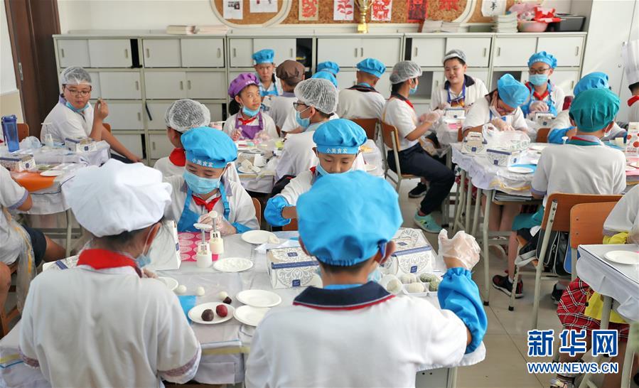 （在習(xí)近平新時(shí)代中國(guó)特色社會(huì)主義思想指引下&mdash;&mdash;新時(shí)代新作為新篇章&middot;總書(shū)記關(guān)心的百姓身邊事&middot;圖文互動(dòng)）（2）&ldquo;媽媽第一次吃到我做的菜時(shí)高興得哭了&rdquo;&mdash;&mdash;中國(guó)孩子在勞動(dòng)教育中健康成長(zhǎng)