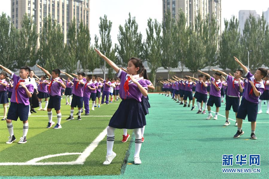 （體育&middot;圖文互動）（1）（在習(xí)近平新時代中國特色社會主義思想指引下&mdash;&mdash;新時代新作為新篇章&middot;總書記關(guān)心的百姓身邊事）奔跑吧，少年！&mdash;&mdash;體育讓孩子們插上強(qiáng)壯的翅膀（配本社同題文字稿）