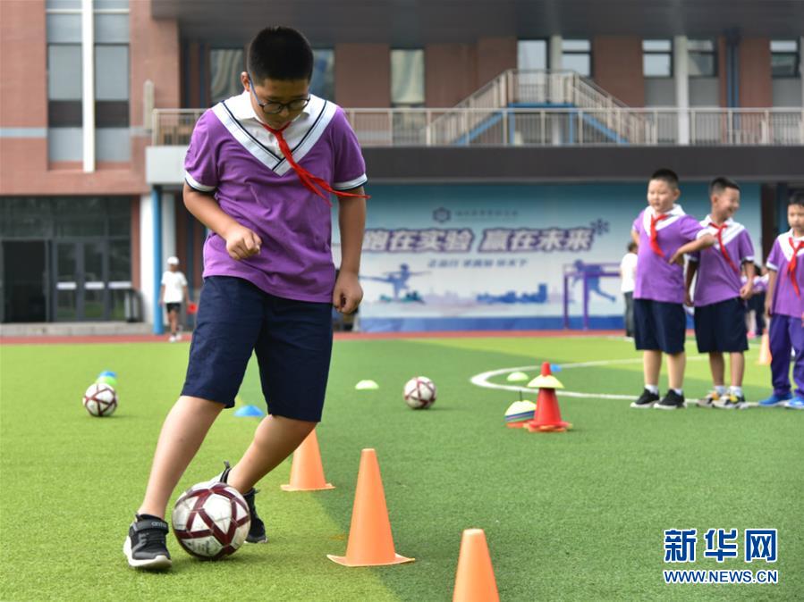 （體育&middot;圖文互動）（2）（在習(xí)近平新時代中國特色社會主義思想指引下&mdash;&mdash;新時代新作為新篇章&middot;總書記關(guān)心的百姓身邊事）奔跑吧，少年！&mdash;&mdash;體育讓孩子們插上強(qiáng)壯的翅膀（配本社同題文字稿）