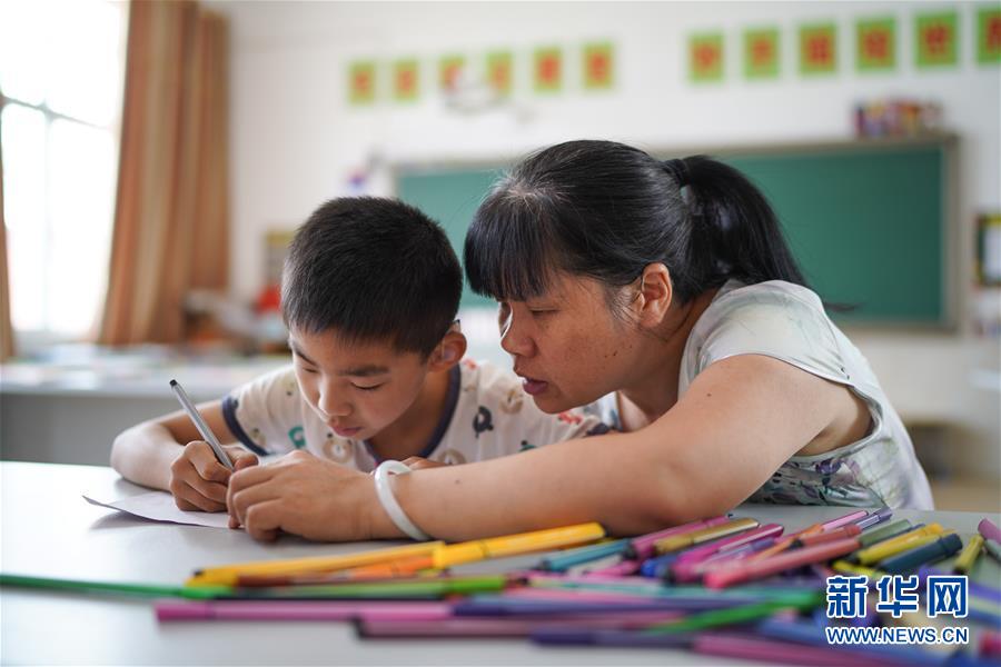 （壯麗70年&middot;奮斗新時(shí)代&mdash;&mdash;共和國(guó)發(fā)展成就巡禮&middot;圖文互動(dòng)）（5）優(yōu)先發(fā)展 奠基未來&mdash;&mdash;共和國(guó)教育事業(yè)發(fā)展成就巡禮