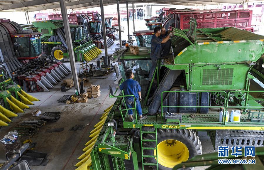 (新華全媒頭條·圖文互動(dòng))(2)同心筑夢(mèng)映天山——新疆70年改革發(fā)展穩(wěn)定述評(píng)