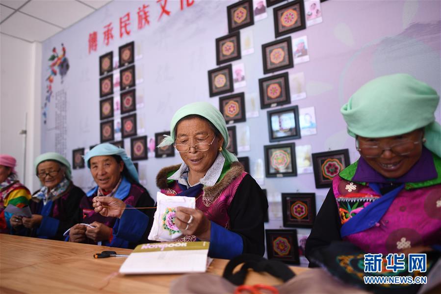 （集中連片特困地區(qū)貧困村調(diào)研行·圖文互動(dòng)）（3）搬下山天地寬　真脫貧笑開顏——青?；ブ磷遄灾慰h班彥村脫貧調(diào)查 