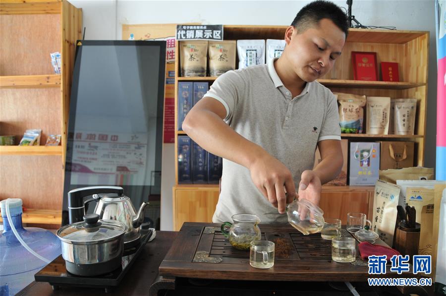 (在習(xí)近平新時(shí)代中國特色社會主義思想指引下——新時(shí)代新作為新篇章·總書記關(guān)心的百姓身邊事·圖文互動)(2)手機(jī)成為“新農(nóng)具” 莊戶人變“新店家”——農(nóng)村電商助力農(nóng)民豐收